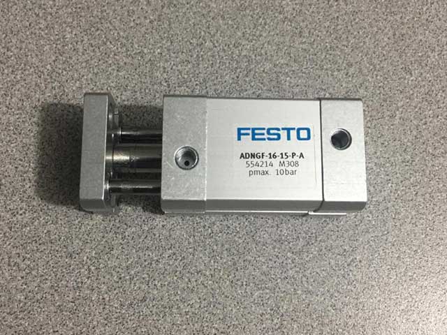 Actuador guiado compacto Festo ADNGF para movimientos lineales de alta precisión.