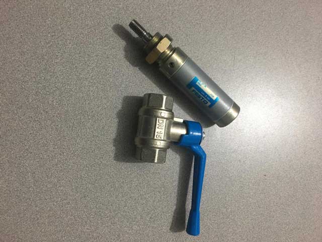 Cilindro neumático pequeño y válvula de bola de acero inoxidable para control de flujo.