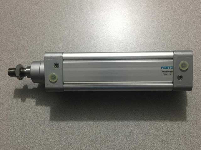 Cilindro neumático Festo para fuerza y precisión en sistemas de automatización.