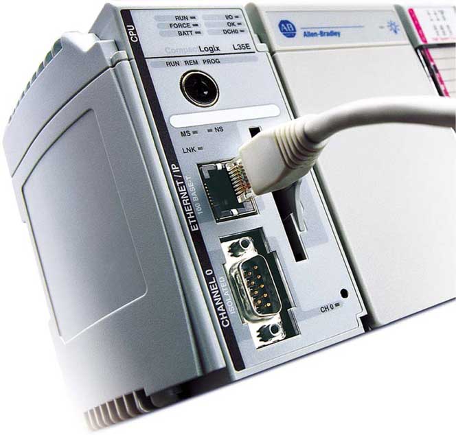 Módulo de control industrial PLC Allen-Bradley CompactLogix para automatización avanzada.