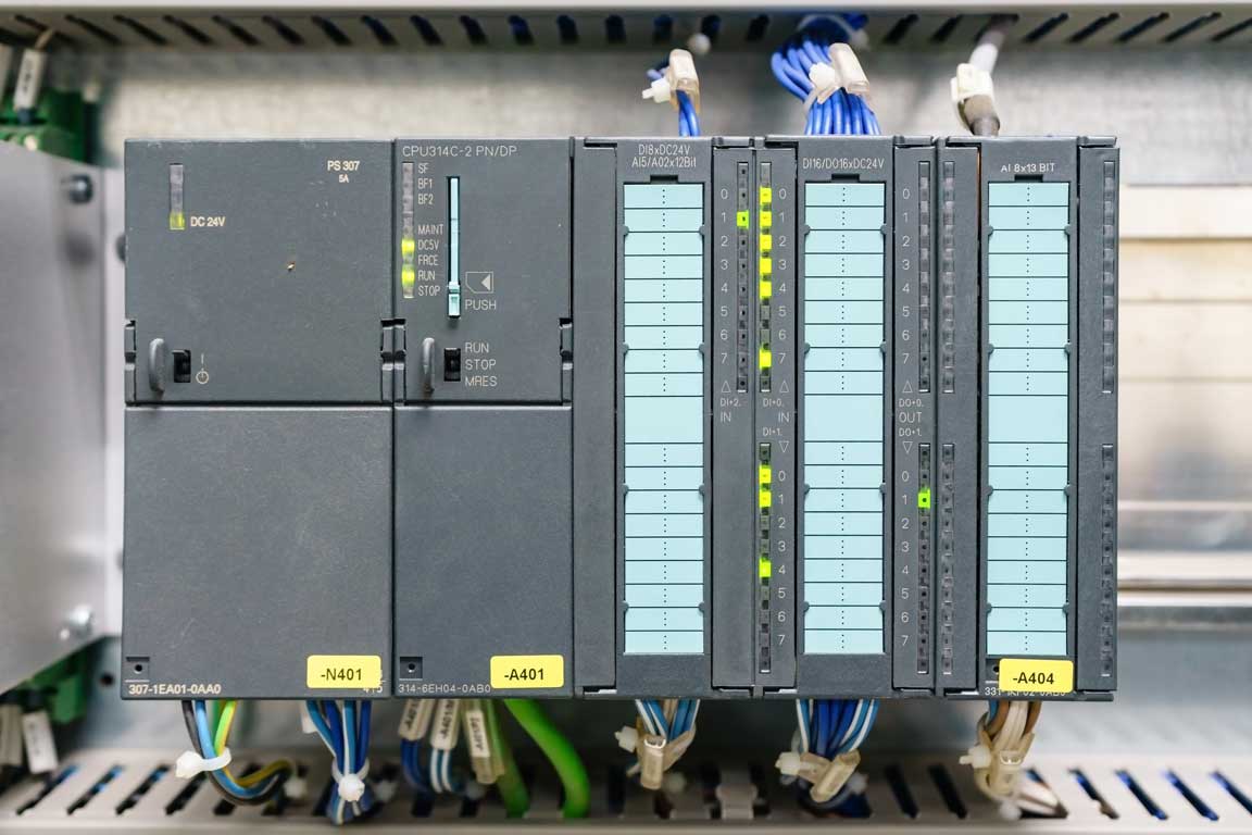 Controlador Lógico Programable (PLC) Siemens Simatic para control automatizado de procesos.