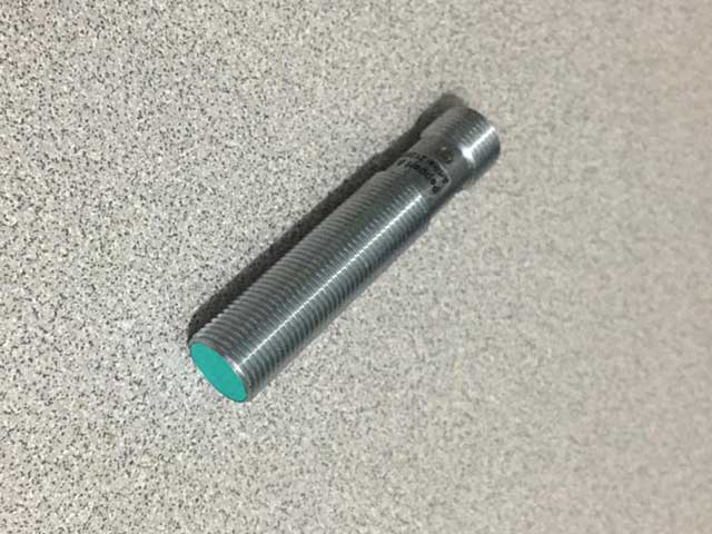 Sensor de proximidad industrial para detección precisa en maquinaria automatizada.