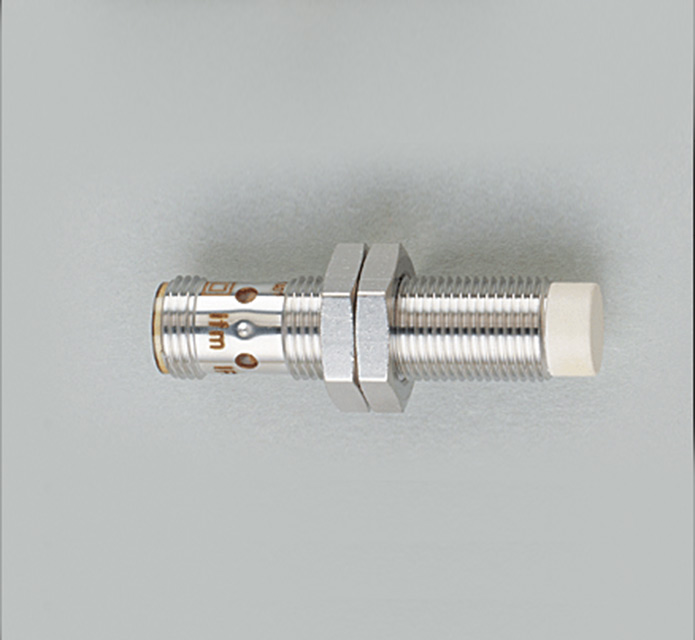Sensor de proximidad marca IFM para aplicaciones de alta precisión.