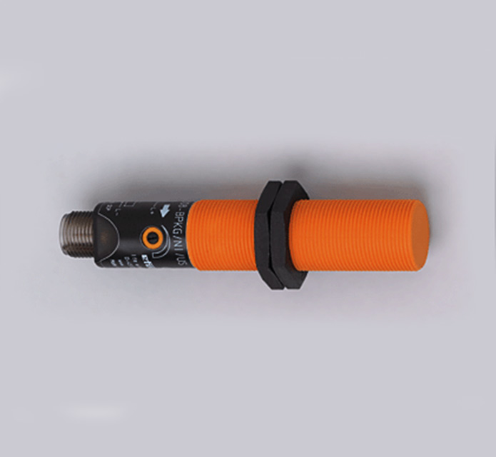 Sensor inductivo industrial para detección precisa de objetos metálicos en maquinaria.
