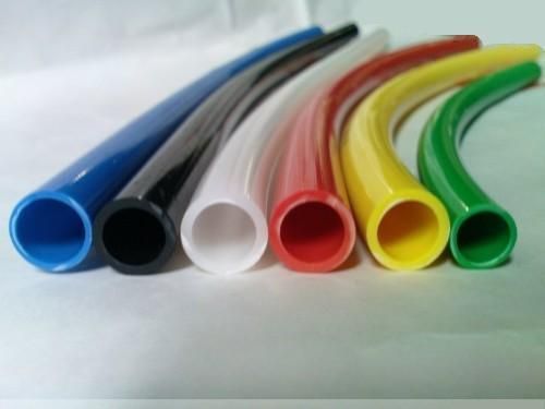 Tubo de poliuretano industrial de varios colores para distribución de aire comprimido.