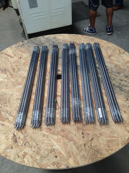 Flechas o vástagos metálicos maquinados con alta precisión dimensional.