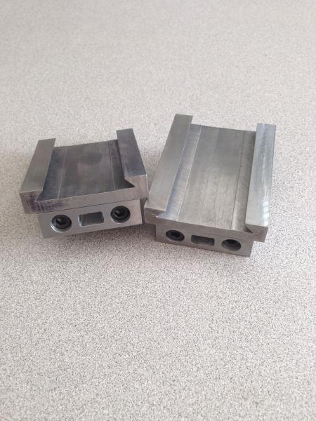 Componentes de acero fabricados mediante maquinado CNC de precisión.