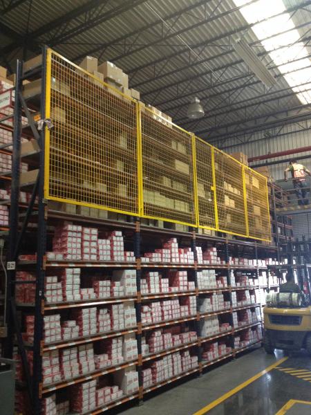 Sistemas de guardas y malla de seguridad industrial para protección de racks y racks de almacenamiento.