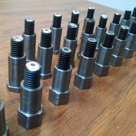 Tornillería de precisión fabricada mediante maquinado CNC para aplicaciones industriales.